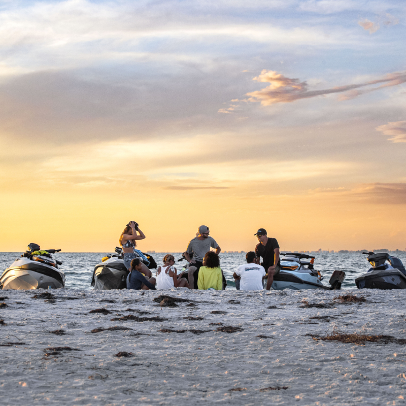 groep vrienden op Sea-Doo waterscooters