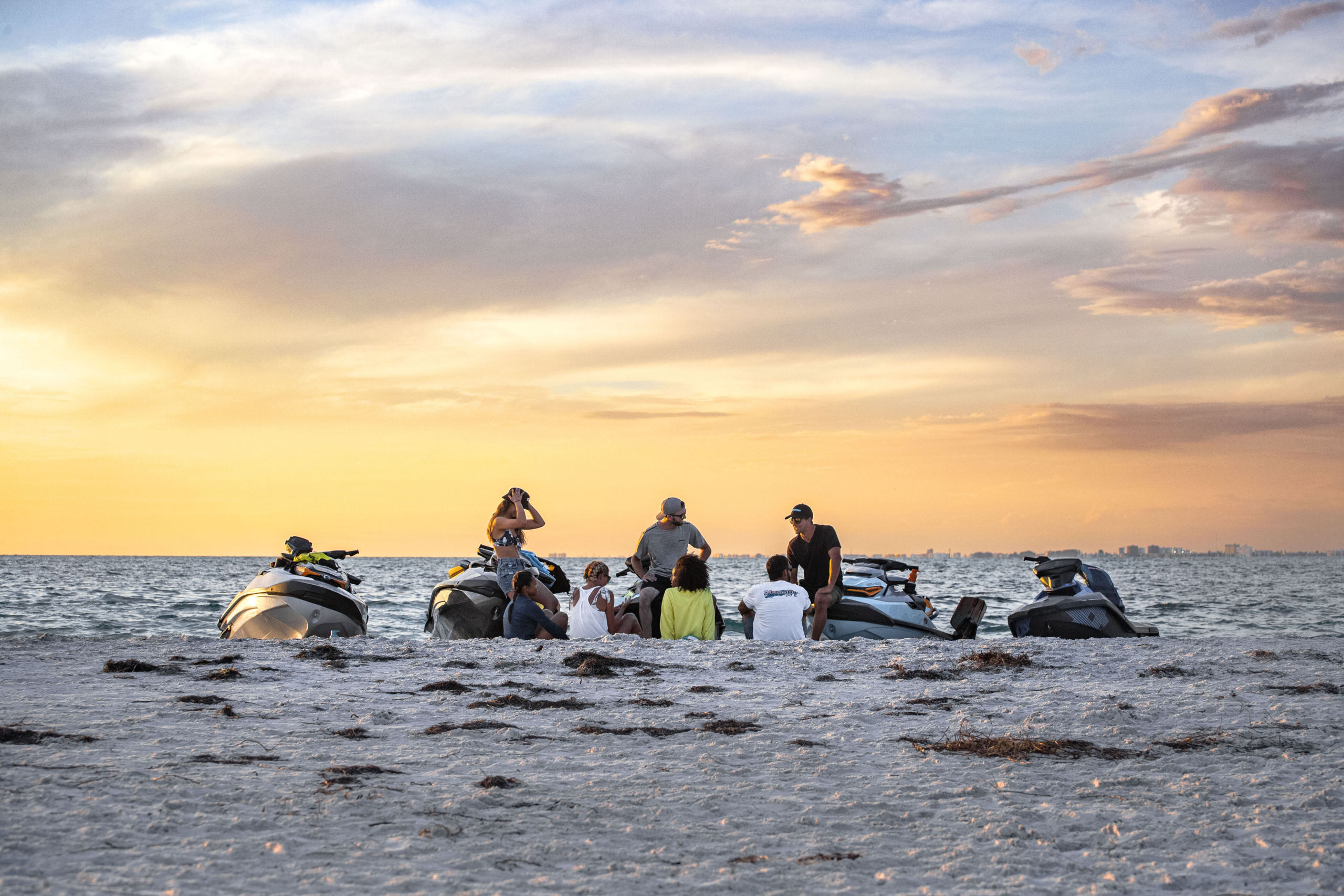 groep vrienden op Sea-Doo waterscooters
