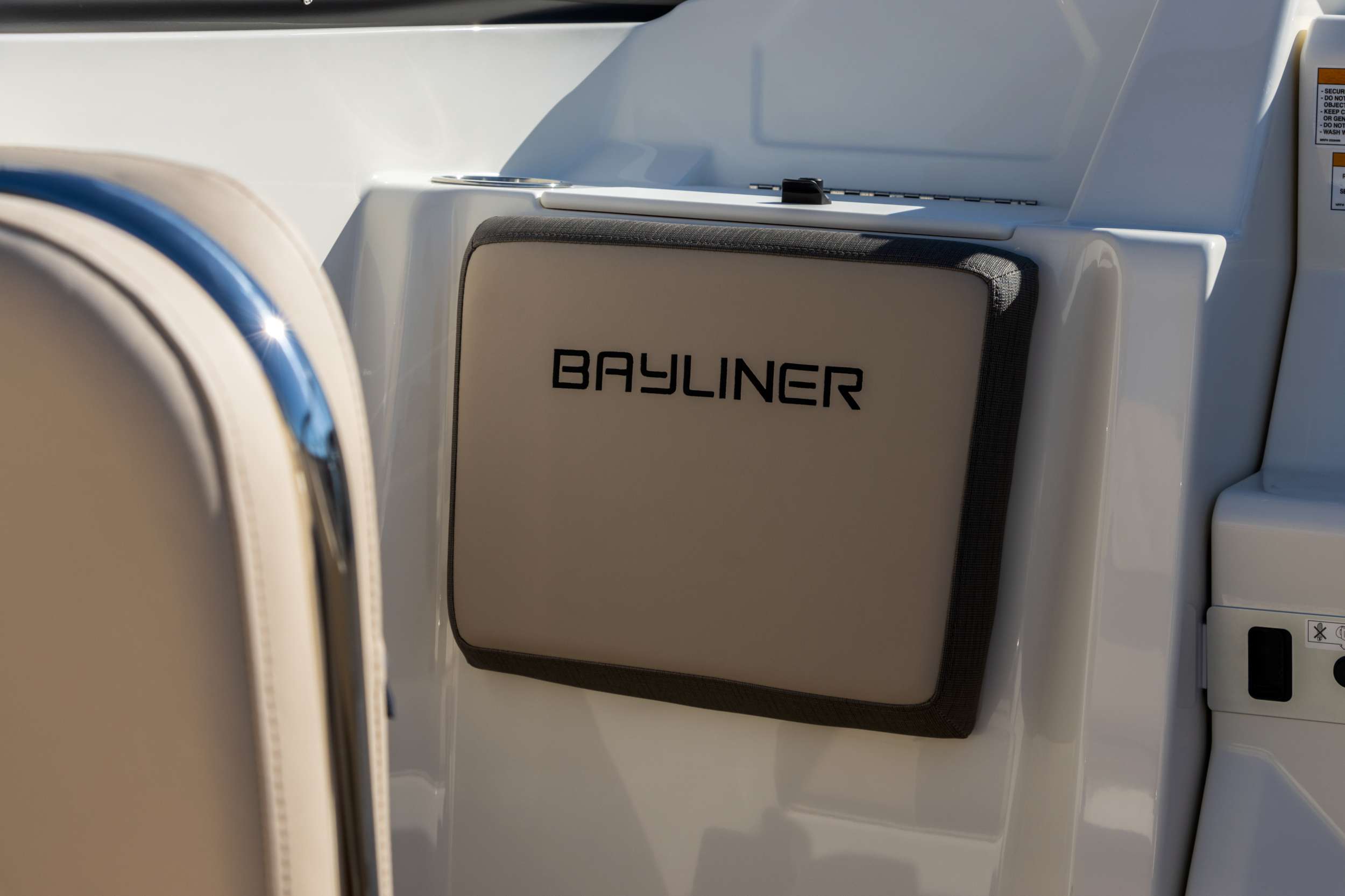 Bayliner-VR5-Cuddy-Mercruiser-250-PK-MY-2022 (12)