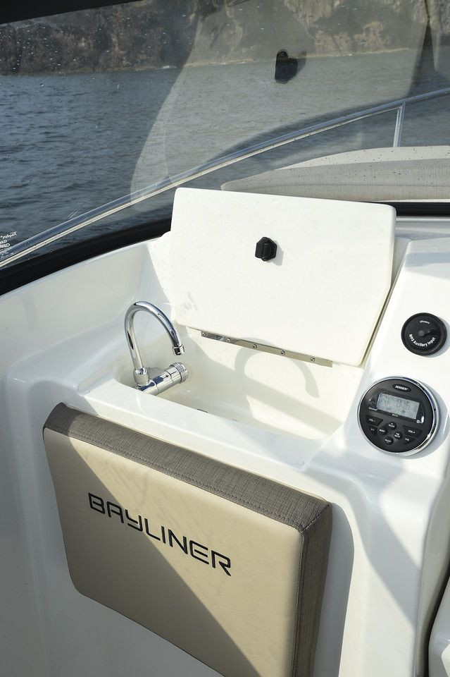 Bayliner-VR5-Cuddy-Outboard-MY-2022-26