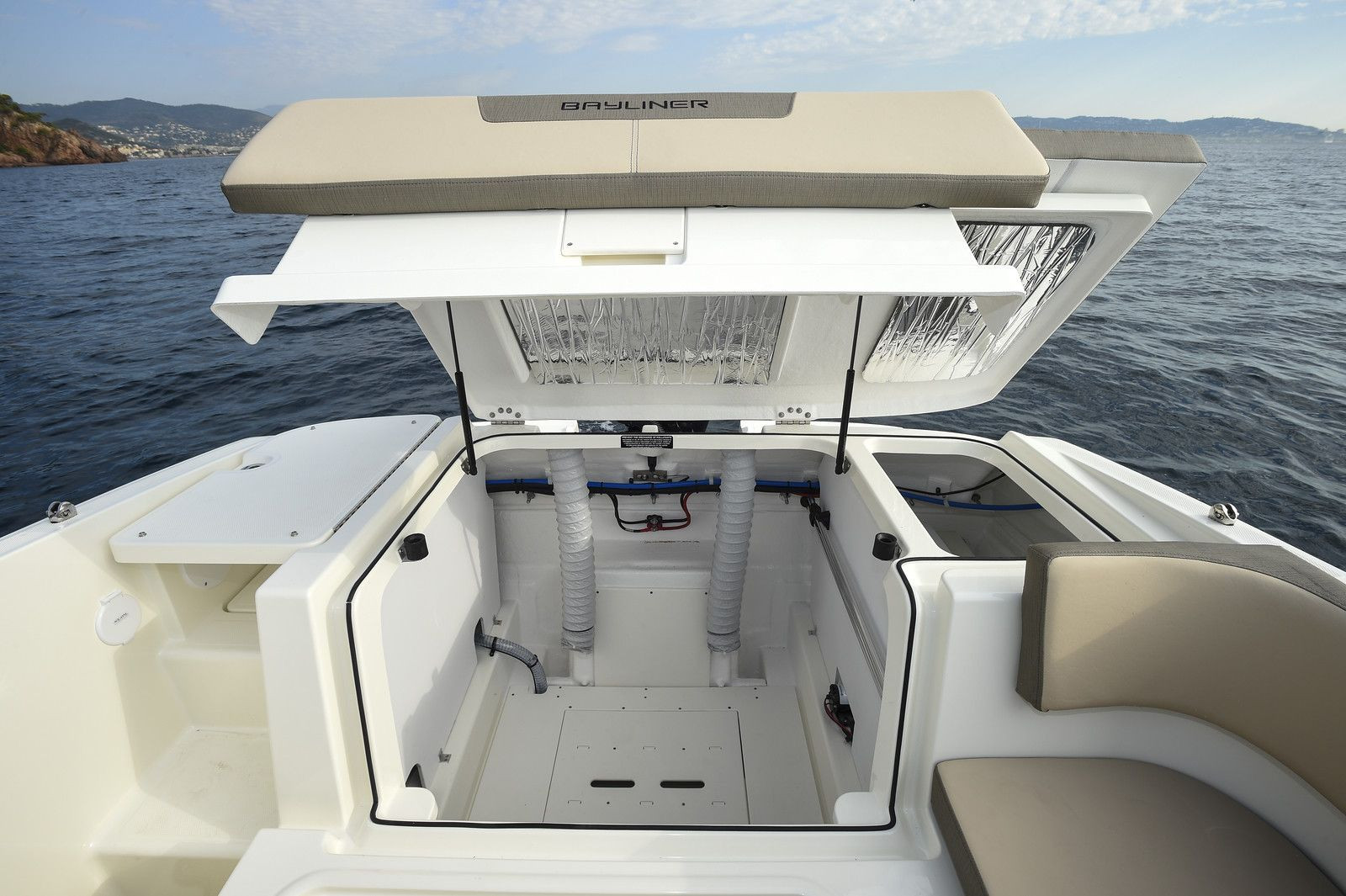 Bayliner-VR5-Cuddy-Outboard-MY-2022-36
