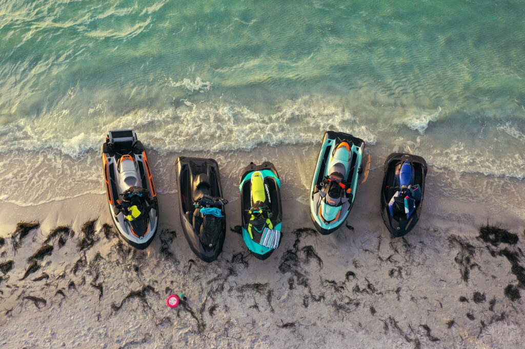 Sea-Doo waterscooters op het strand