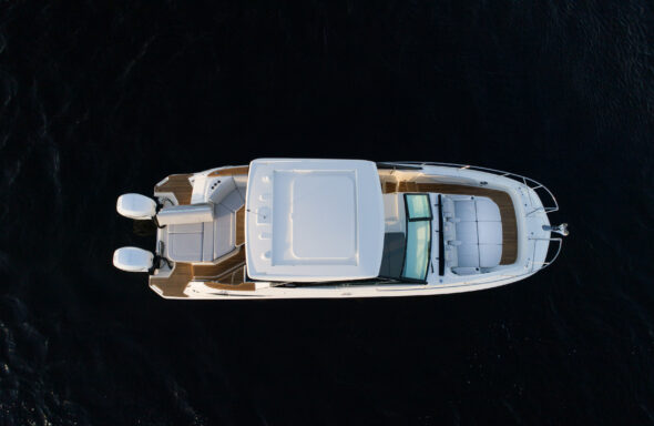 Sea-Ray-Sundancer-320-Outboard-MY-2022-16