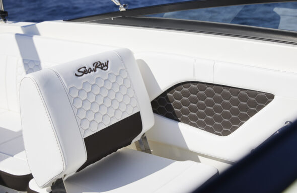 Sea-Ray-Sun-Sport-230-Outboard-MY-2022-38