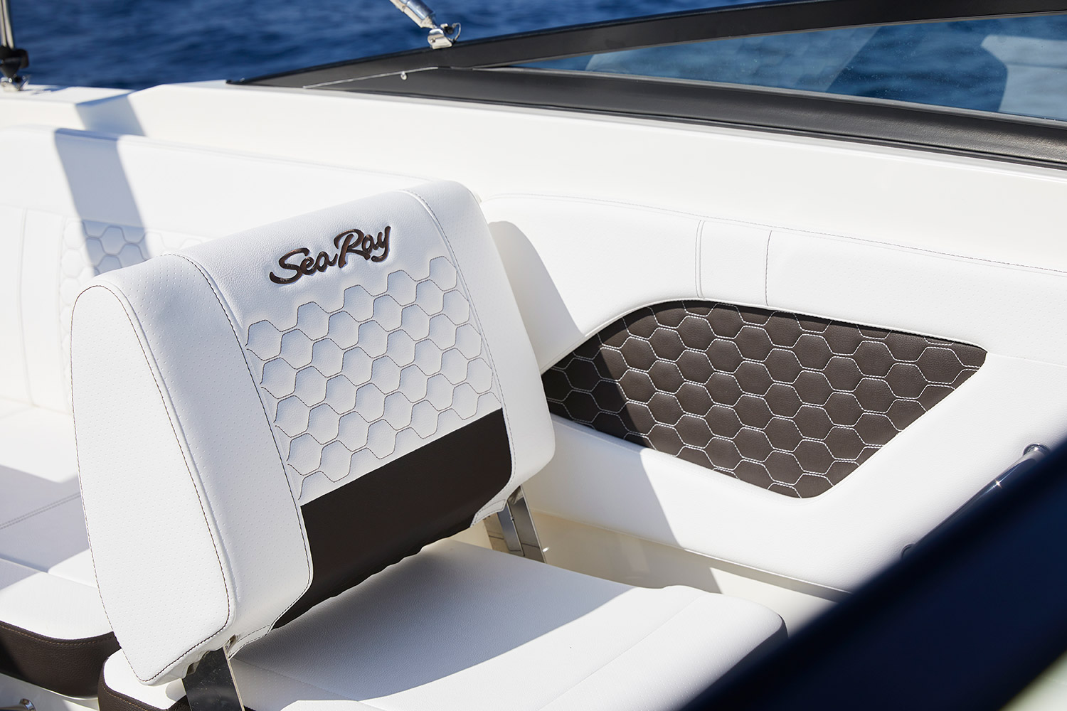 Sea-Ray-Sun-Sport-230-Outboard-MY-2022-92