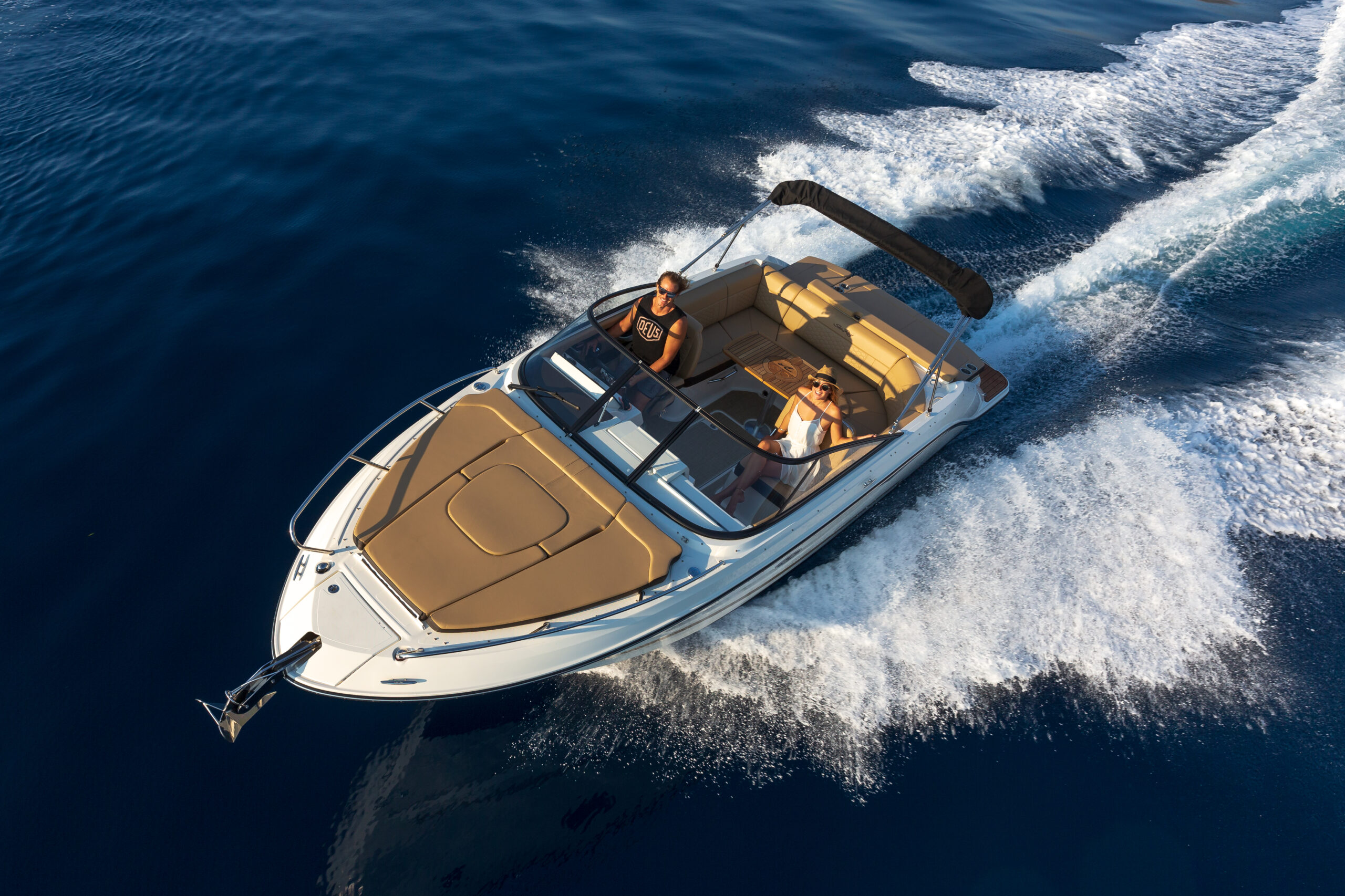 Sea-Ray-Sun-Sport-250-inboard-MY-2022-16-1