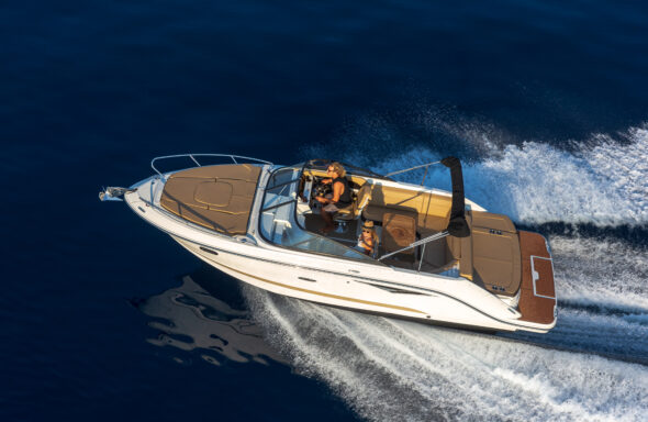 Sea-Ray-Sun-Sport-250-inboard-MY-2022-27